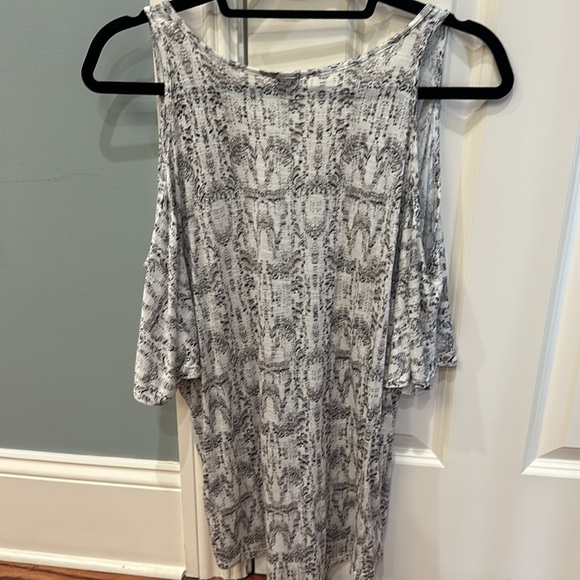 Soft and flowy Ella Moss anthropologie cold shoulder tee. Womens small. - Picture 5 of 5